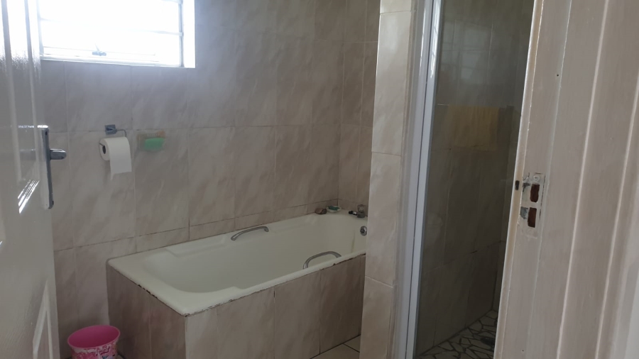 To Let 4 Bedroom Property for Rent in Beacon Bay Eastern Cape